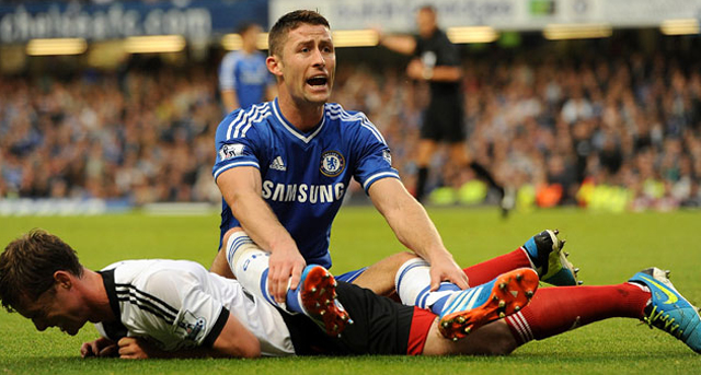 Gary Cahill pijnigt namens Chelsea Fulhams Scott Parker 