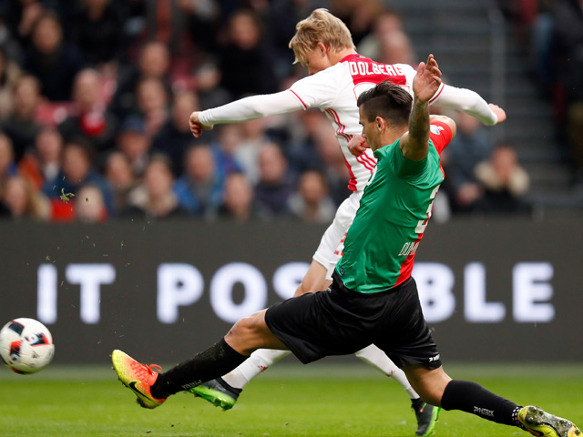 Kasper Dolberg troeft NEC-verdediger Dario Dumic en knalt de 1-0 binnen.