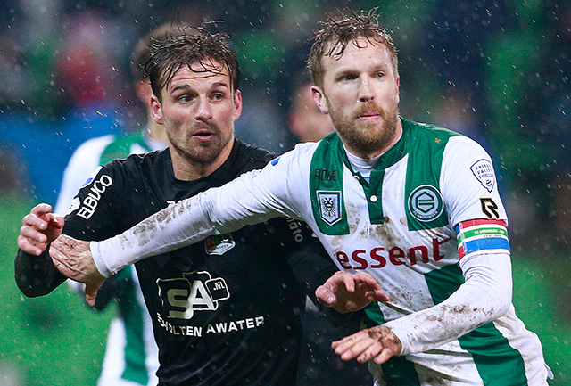 Rasmus Lindgren in duel met NEC-spits Christian Santos, de FC Groningen-aanvoerder wint 75 procent van zijn persoonlijke duels.