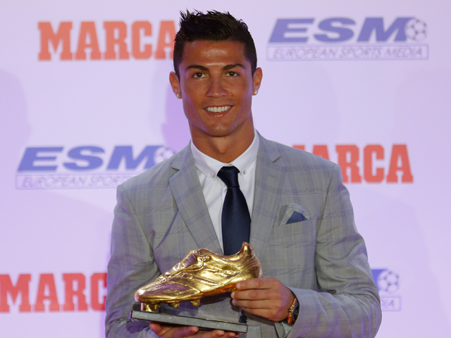 Een glunderende Cristiano Ronaldo nam de Gouden Schoen in ontvangst.