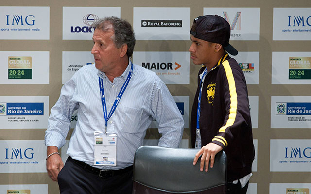 Zico, hier in 2010 met Neymar toen de Braziliaanse ster nog speler van Santos was, is uitermate kritisch op de prestaties van Brazilië.