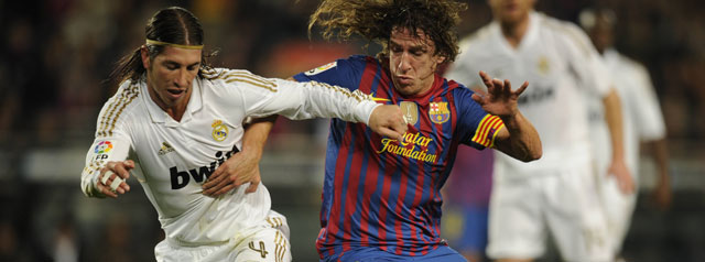 Sergio Ramos en Carles Puyol in een verbeten duel tijdens El Clasico.