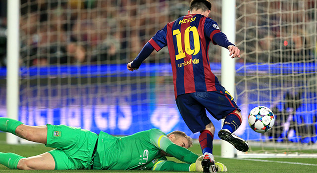 Joe Hart bleef in tegenstelling tot vrijwel al zijn ploeggenoten fier overeind in Camp Nou. Hier voorkomt hij dat Lionel Messi zijn weergaloze optreden kan bekronen met een goal.