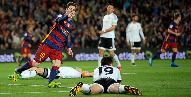 Messi juicht na zijn goal tegen Valencia, zijn eerste treffer bij Barcelona na 515 minuten droog te hebben gestaan.