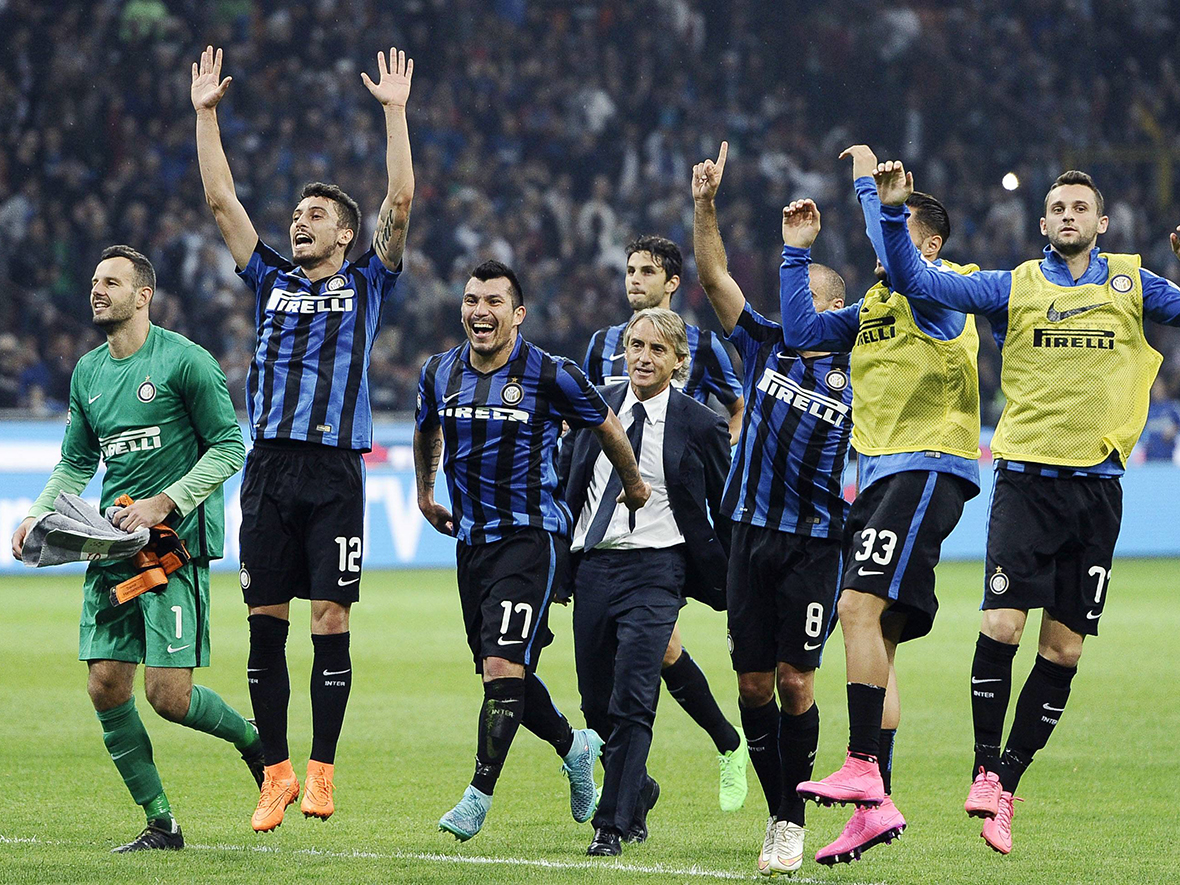 De spelers van Inter vieren feest na de 1-0 zege op AC Milan van afgelopen zondag.