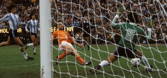 Rob Rensenbrink is in 1978 dicht bij winnende goal in de finale tegen Argentinië. Hij raakt echter de paal.