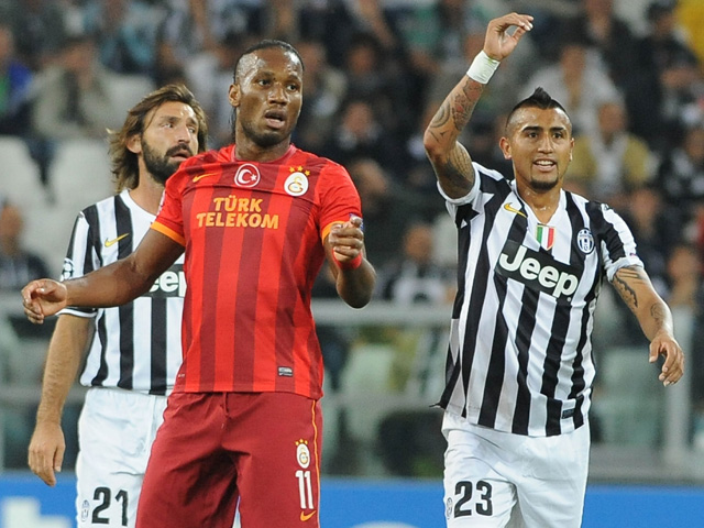 In het heenduel waren Didier Drogba (midden) en Arturo Vidal (rechts) trefzeker. Links op de foto Andrea Pirlo die in Istanbul zal ontbreken wegens een schorsing.