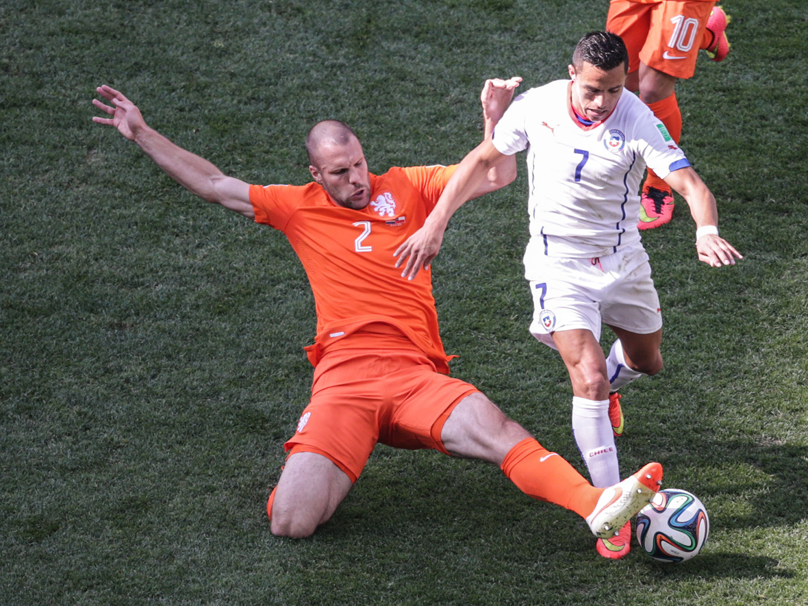 Ron Vlaar in duel met Alexis Sánchez. Op de bovenste foto haalt hij verhaal na een schwalbe van de Barcelona-aanvaller.