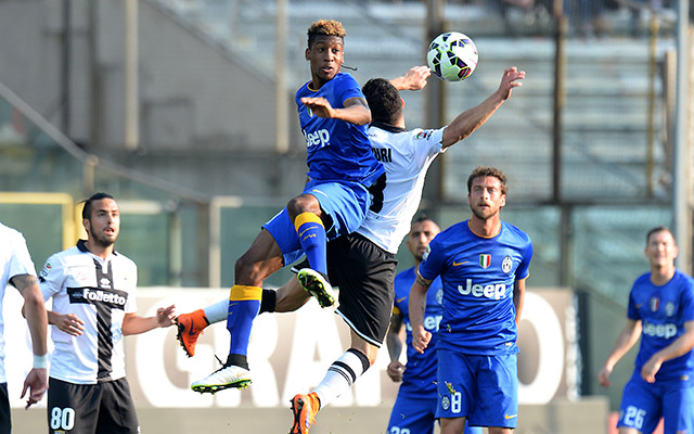 Kingsley Coman van Juventus in duel met Stefano Mauri van Parma.