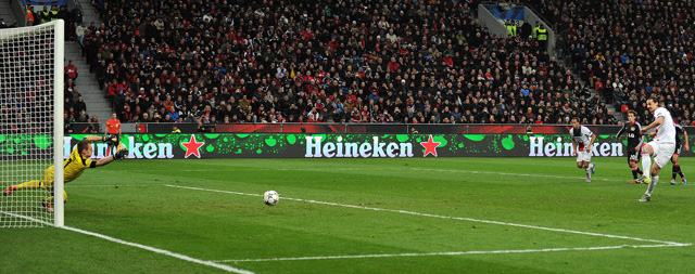 Ibrahimovic benut een strafschop tegen Bayer Leverkusen.