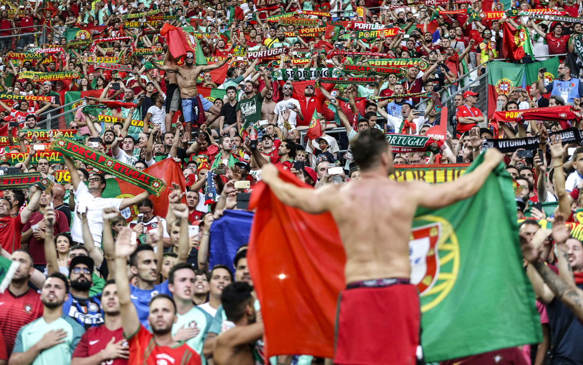 Daardoor werd het feest na afloop gevierd in het Portugese vak. Portugal weet vanavond wie de tegenstander wordt in de halve finale: België of Wales.