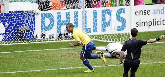 Ronaldo maakt in 2006 zijn vijftiende en laatste WK-goal, in de achtste finale tegen Ghana (3-0).