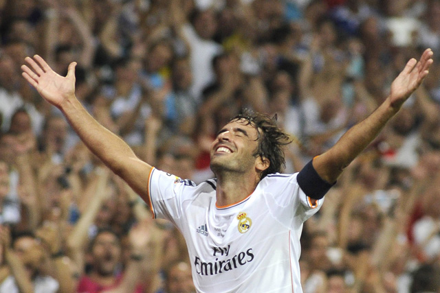 Raúl geniet volop van het applaus van een uitverkocht Santiago Bernabéu.
