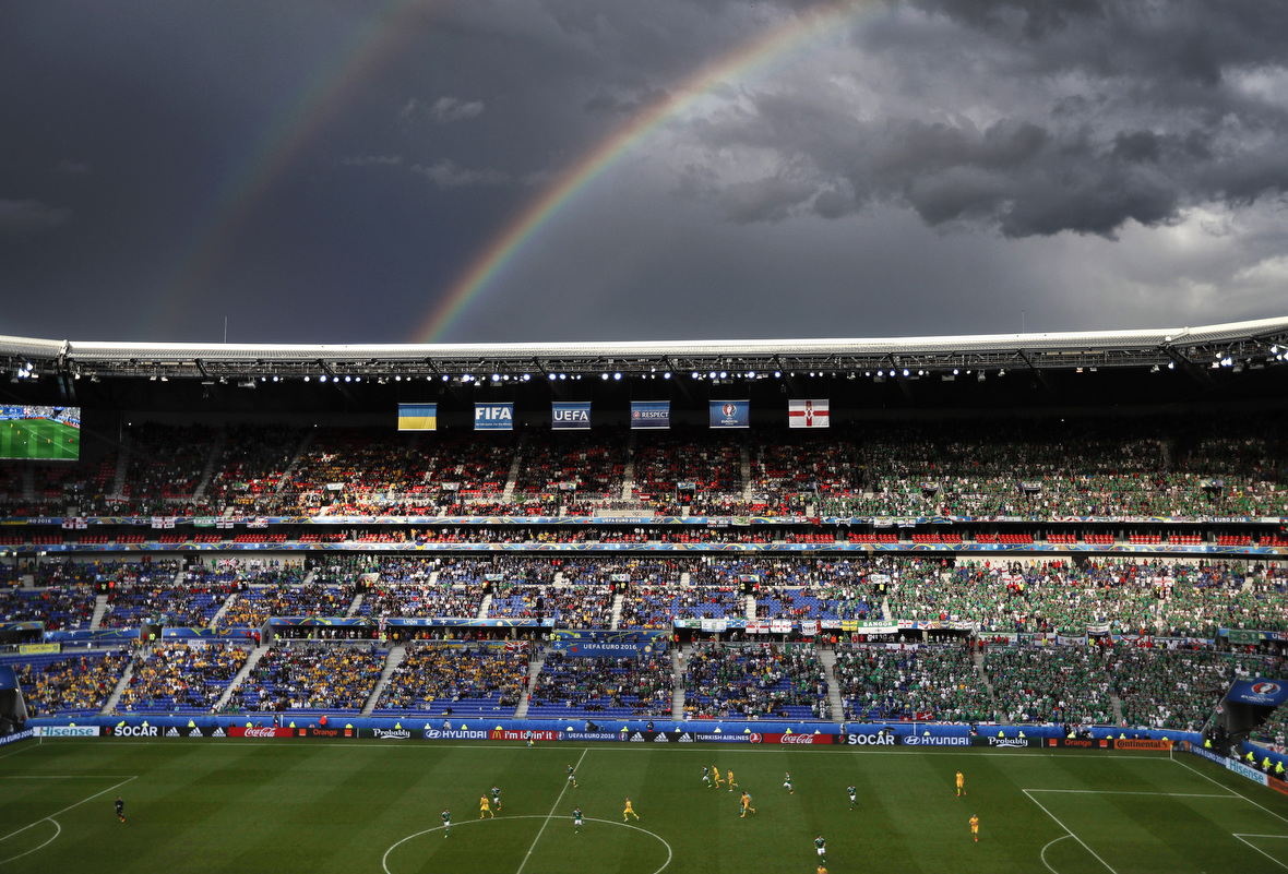 De combinatie van zon en regen brengt een regenboog boven het Stade des Lumières in Lyon.