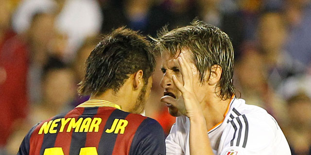 Fabio Coentrão probeert Neymar schrik aan te jagen.