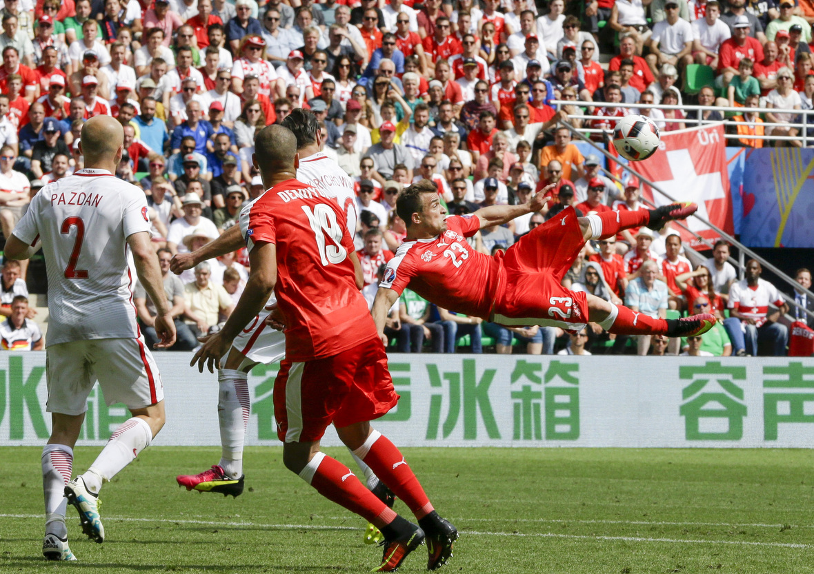 Xherdan Shaqiri zorgde in het duel tussen Zwitserland en Polen voor het hoogtepunt van de dag. De pezige buitenspeler dwong met een omhaal een verlenging en strafschoppenserie af.