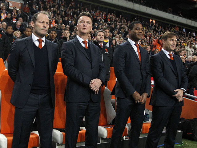 Door de 0-0 sluit het Nederlands elftal het kalenderjaar 2013 ongeslagen af. Een fraaie prestatie van de technische staf: assistent Danny Blind, bondscoach Louis van Gaal, assistent Patrick Kluivert en keeperstrainer Frans Hoek (van links naar rechts).