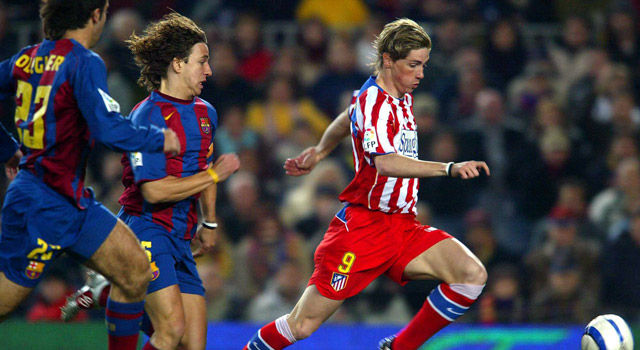 Fernando Torres veroverde tussen 2001 en 2007 de harten van de Atlético-fans. Hier is hij de Barcelona-verdedigers Oleguer en Carles Puyol te snel af.