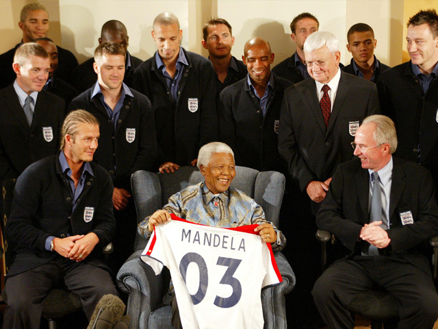 In 2003 kreeg Nelson Mandela namens het Engelse elftal een shirt met zijn naam uitgereikt. Links zit aanvoerder David Beckham, rechts bondscoach Sven Göran Eriksson.