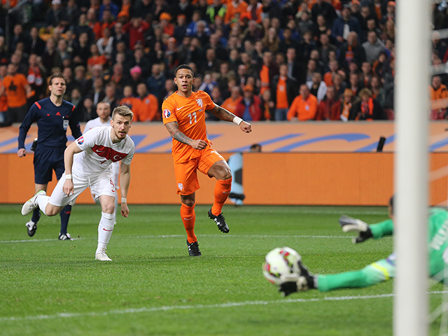 Memphis Depay is dicht bij de openingstreffer! De aanvaller van PSV komt gevaarlijk naar binnen, maar vindt doelman Volkan Babacan op zijn weg.