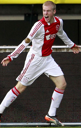 Een euforische Davy Klaassen, nadat hij bij zijn Eredivisiedebuut gescoord heeft voor Ajax