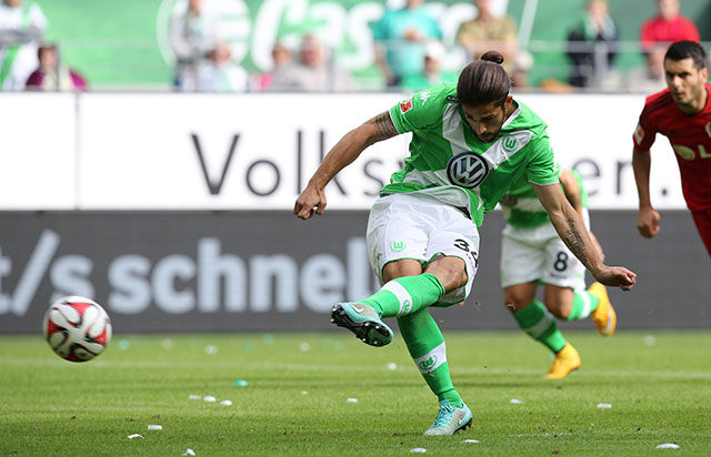 Ricardo Rodriguez opent al snel de score in Wolfsburg. Vanaf elf meter laat de verdediger doelman Bernd Leno kansloos.
