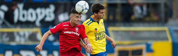 FC Twente-middenvelder Felipe Gutiérrez (links) in duel met Martijn Barto.