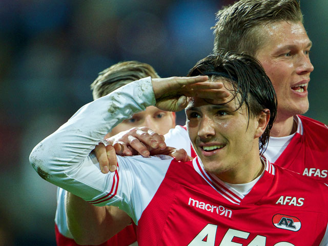 Steven Berghuis is zaterdagavond bij AZ de grote man. Met twee goals draagt hij bij aan de 3-0 zege op het povere NAC Breda.