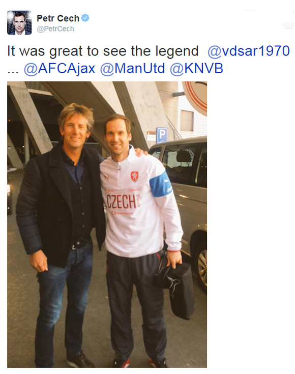 Petr Cech deelt vol trots een foto met Edwin van der Sar.