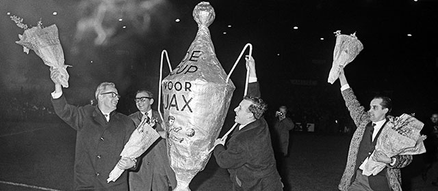 Typerend beeld. Ajax-supporters zeulen voor aanvang van de thuiswedstrijd tegen Dukla Praag in 1967 vast rond met de Europa Cup I. Een week later was de ploeg uitgeschakeld door de Tsjechische opponent.