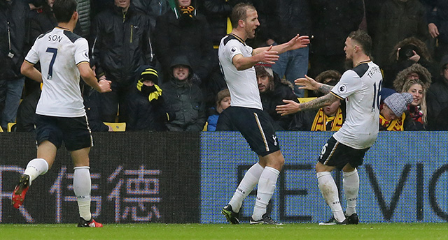 Harry Kane dankt Kevin Trippier. De spits tekende vanmiddag voor zijn negende en tiende competitiedoelpunt. Zo bekroonde de Engelsman, die ook nog een assist gaf, zijn honderdste Premier League-duel. 