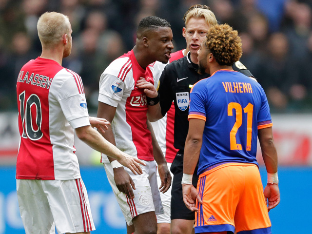 Riechedly Bazoer stond zondag op in De Klassieker. De negentienjarige middenvelder van Ajax had het tijdens de wedstrijd geregeld aan de stok met Feyenoorder Tonny Vilhena, maar besliste uiteindelijk de wedstrijd door in de 65ste minuut prachtig raak te schieten: 2-1. 