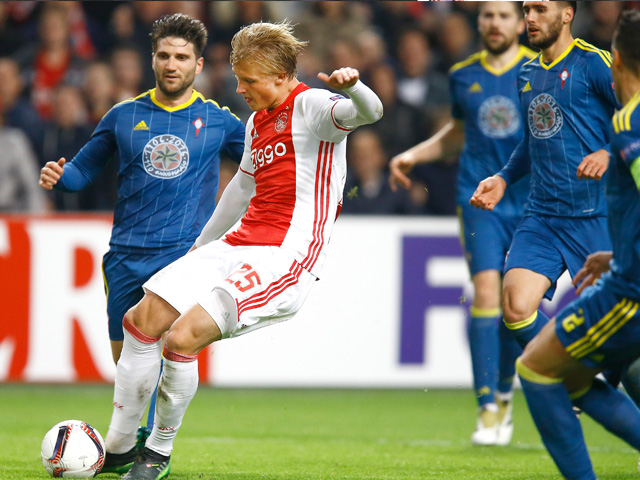 Kasper Dolberg opent de score voor Ajax in het Europa League-duel met Celta de Vigo (3-2).