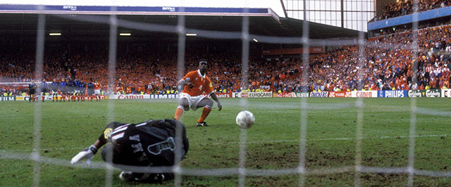Clarence Seedorf mist een strafschop in de kwartfinale van het EK 1996 tegen Frankrijk, waardoor Oranje wordt uitgeschakeld. In Turkije neemt hij opnieuw zijn verantwoordelijkheid, maar zonder succes.