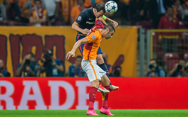 Diego Godín torent in het Champions League-duel met Galatasaray (2-0 zege) hoog boven spits Burak Yilmaz uit.