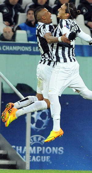 Man van de wedstrijd Arturo Vidal (links) en ploeggenoot Martin Cáceres springen uit dolle vreugde tegen elkaar aan.