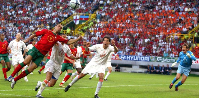André Silva treedt in de voetsporen van Pauleta, hier in actie tijdens de halve finale van het EK 2004 tegen Oranje. De voormalig topscorer aller tijden van Portugal was, Cristiano Ronaldo uitgezonderd, de laatste international die een hattrick maakte.