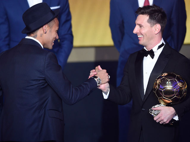 De Argentijnse winnaar van de Gouden Bal wordt gefeliciteerd door Barcelona-ploeggenoot Neymar, volgens Messi een speler die in de toekomst de prestigieuze prijs van de wereldvoetbalbond absoluut een keer gaat winnen. &#039;Neymar wordt een gigantisch grote speler en heeft alles om te worden wat hij worden wil.&#039;