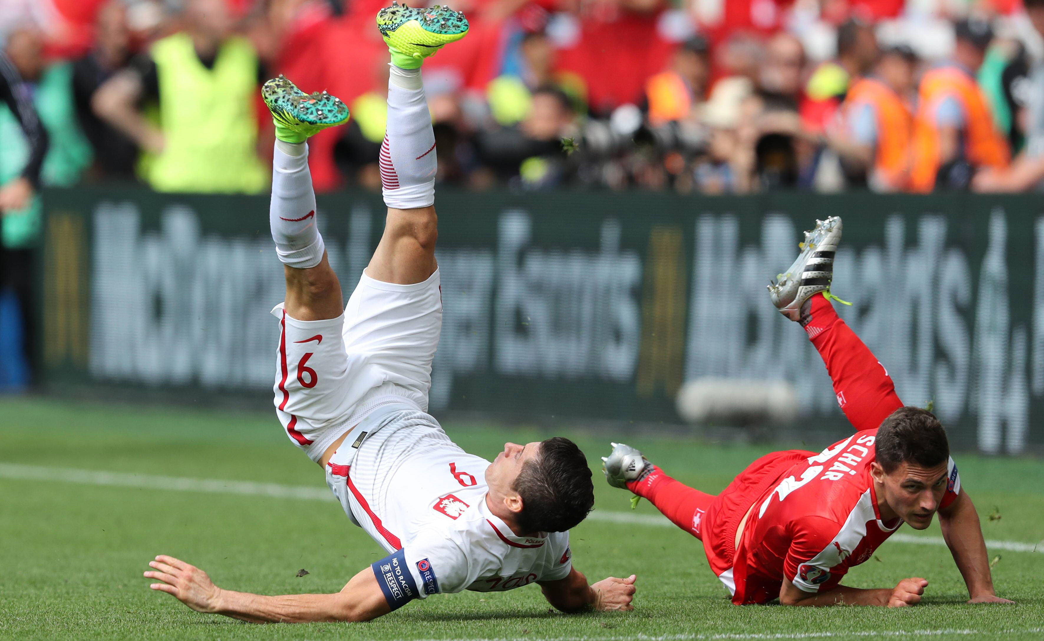 Fabian Schär werkt Robert Lewandowski naar de grond op het EK in Frankrijk.