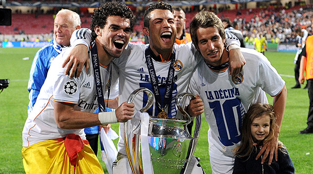 Feest voor drie Portugezen in Lissabon: Pepe, Cristiano Ronaldo en Fabio Coentrão zijn blij.