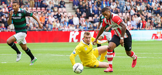 Luciano Narsingh is Sergio Padt voorbij en staat op het punt om de score te openen.