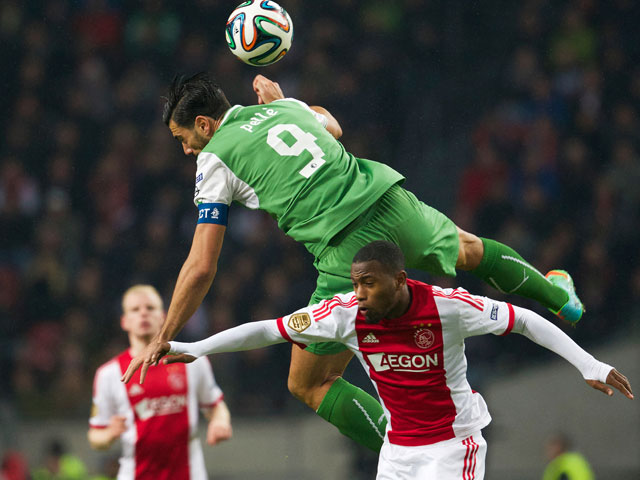 Hoewel Feyenoord-aanvoerder Graziano Pellè heerst in de lucht, kan hij ondanks verwoede pogingen Feyenoord niet terugbrengen in de wedstrijd.
