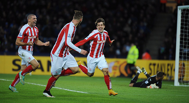 Bojan Krkic viert met Marko Arnautovic (ex-FC Twente, op de rug gezien) zijn winnende doelpunt tegen Leicester City.