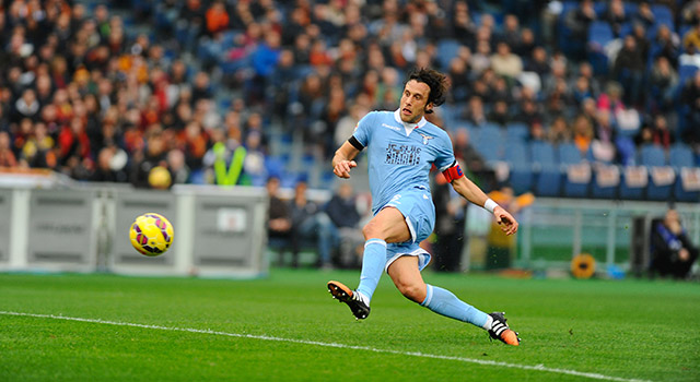 Stefano Mauri volleert na een prachtige steekpass van Felipe Anderson de 0-1 op het scorebord. Op zijn shirt is de tekst &#039;Je suis Charlie&#039; zichtbaar.