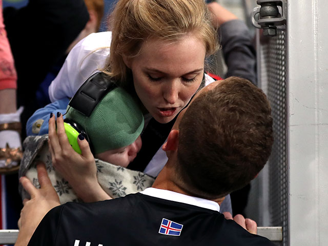 Hannes Halldórsson in een innige ontmoeting met zijn vriendin en een van zijn kinderen.