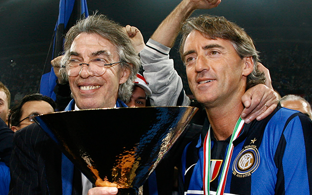Massimo Moratti en Roberto Mancini poseren met de kampioensbeker na het winnen van de titel in 2009.