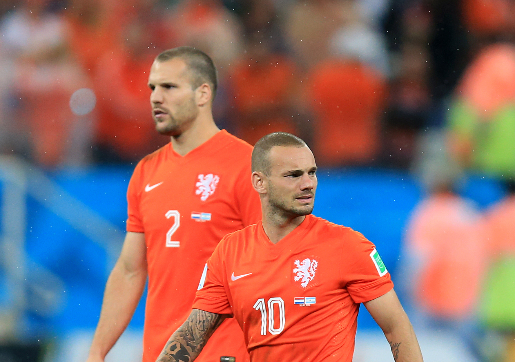 De schlemielen van Oranje in één beeld gevangen. Zowel Ron Vlaar als Wesley Sneijder zag zijn strafschop gekeerd worden door Sergio Romero.