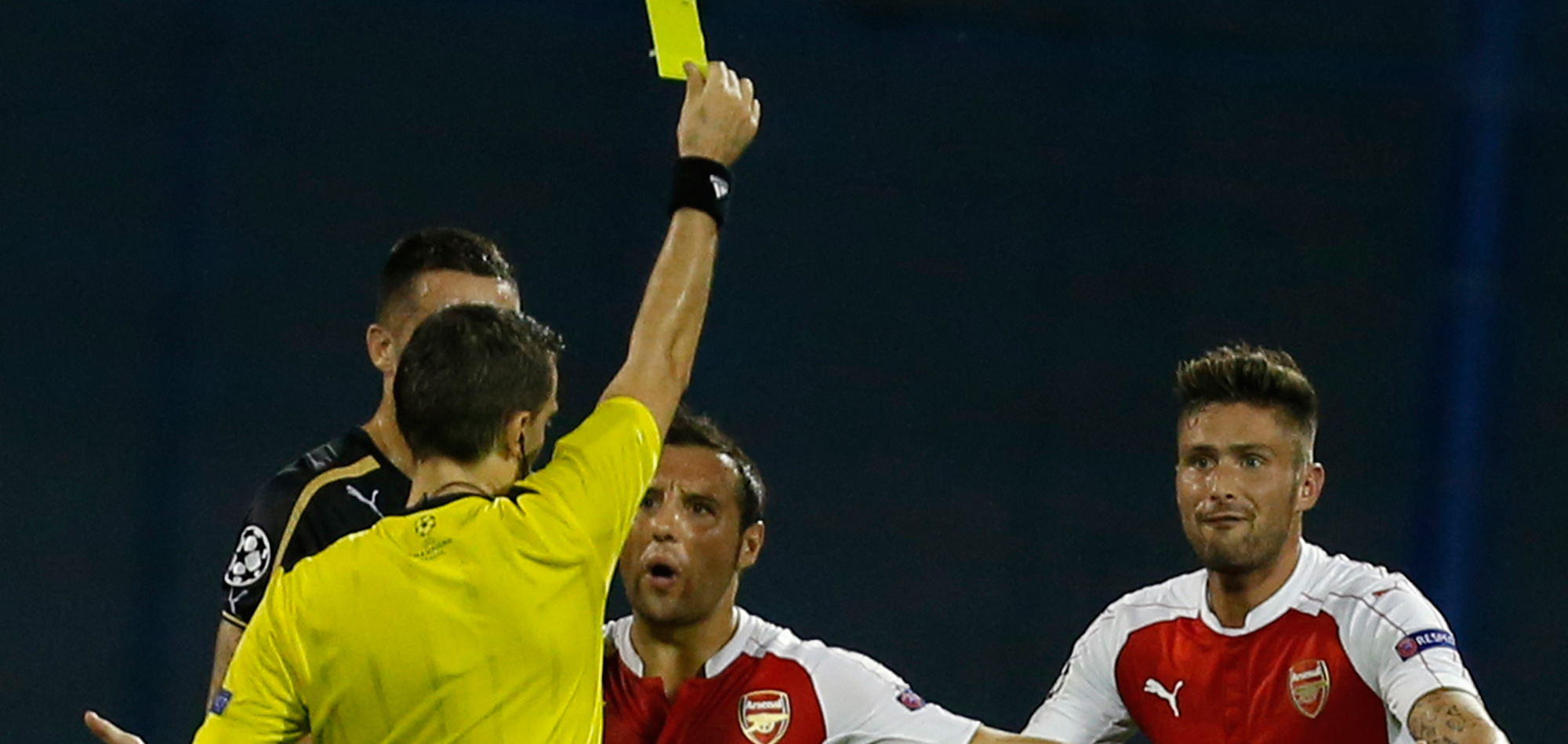 Olivier Giroud (rechts) protesteert na zijn tweede gele kaart, gesteund door Santi Cazorla.