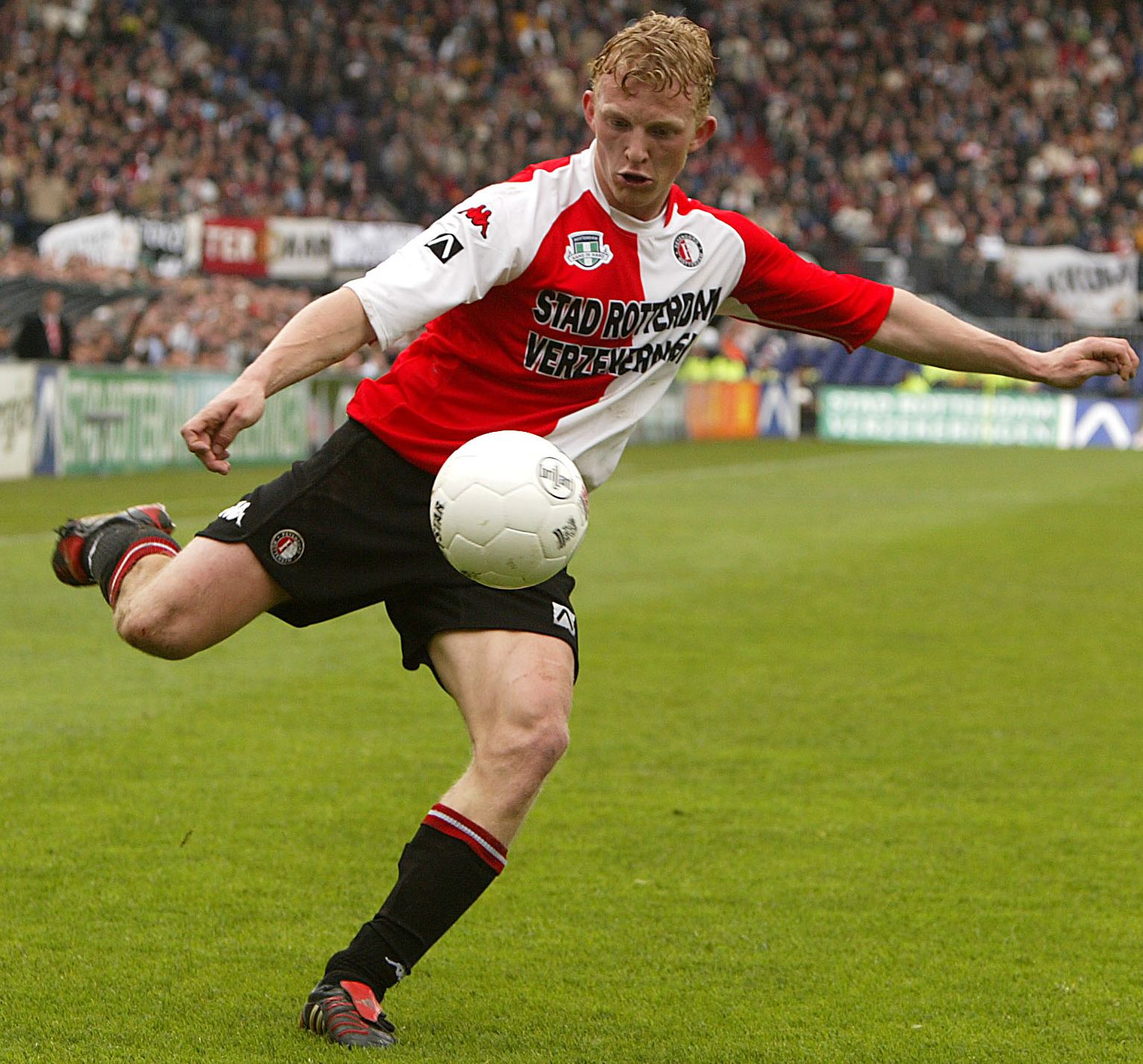  In zijn eerste seizoen bij Feyenoord komt de aanvaller tot twintig competitiedoelpunten. De Rotterdammers eindigen dat seizoen op de derde plaats in de Eredivisie.