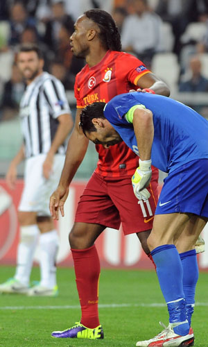 Didier Drogba en Gianluigi Buffon tijdens de heenwedstrijd, die in 2-2 eindigde.